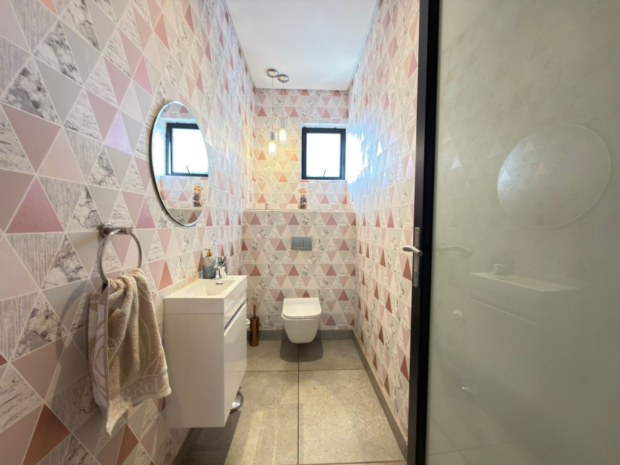 6 Bedroom Property for Sale in Featherbrooke Estate Gauteng