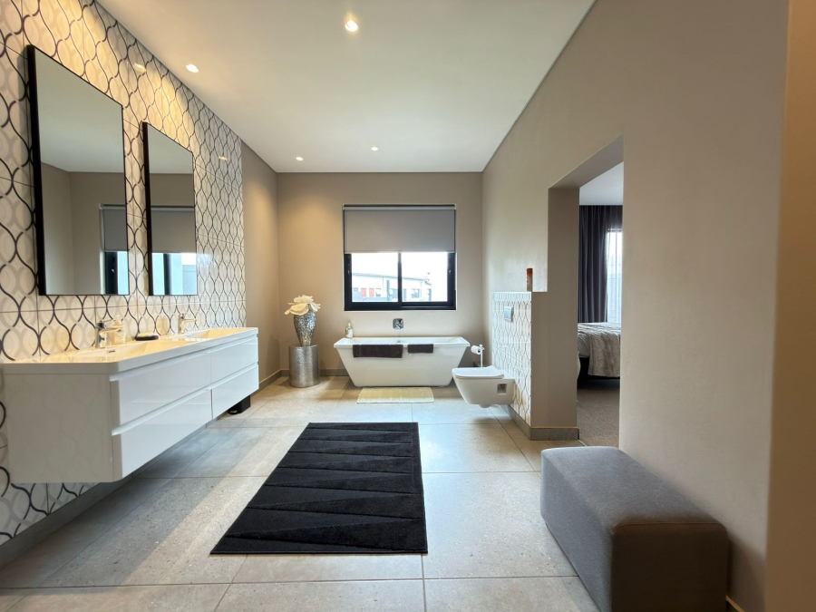 6 Bedroom Property for Sale in Featherbrooke Estate Gauteng