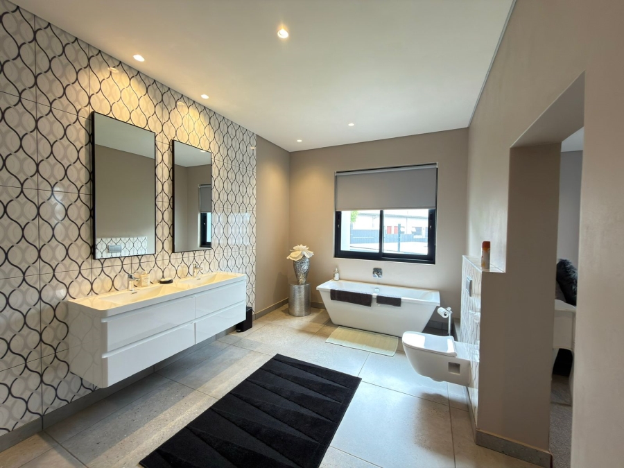 6 Bedroom Property for Sale in Featherbrooke Estate Gauteng