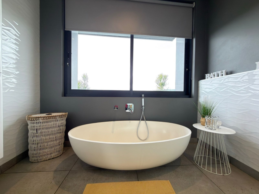 6 Bedroom Property for Sale in Featherbrooke Estate Gauteng