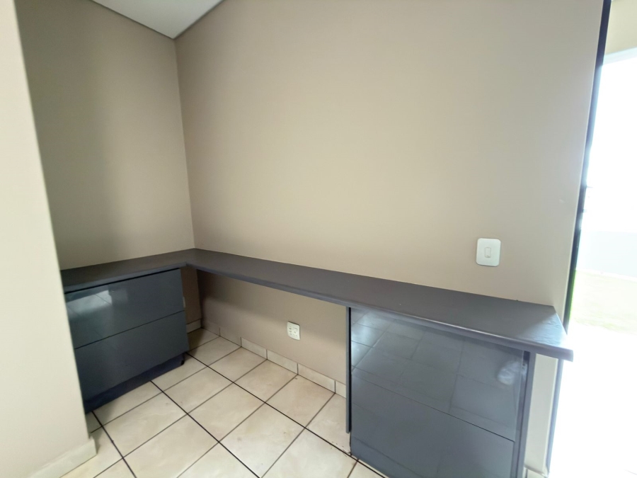 6 Bedroom Property for Sale in Featherbrooke Estate Gauteng