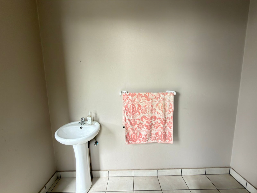 6 Bedroom Property for Sale in Featherbrooke Estate Gauteng