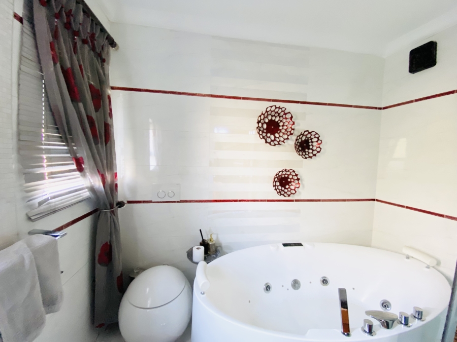 6 Bedroom Property for Sale in Blue Valley Golf Estate Gauteng