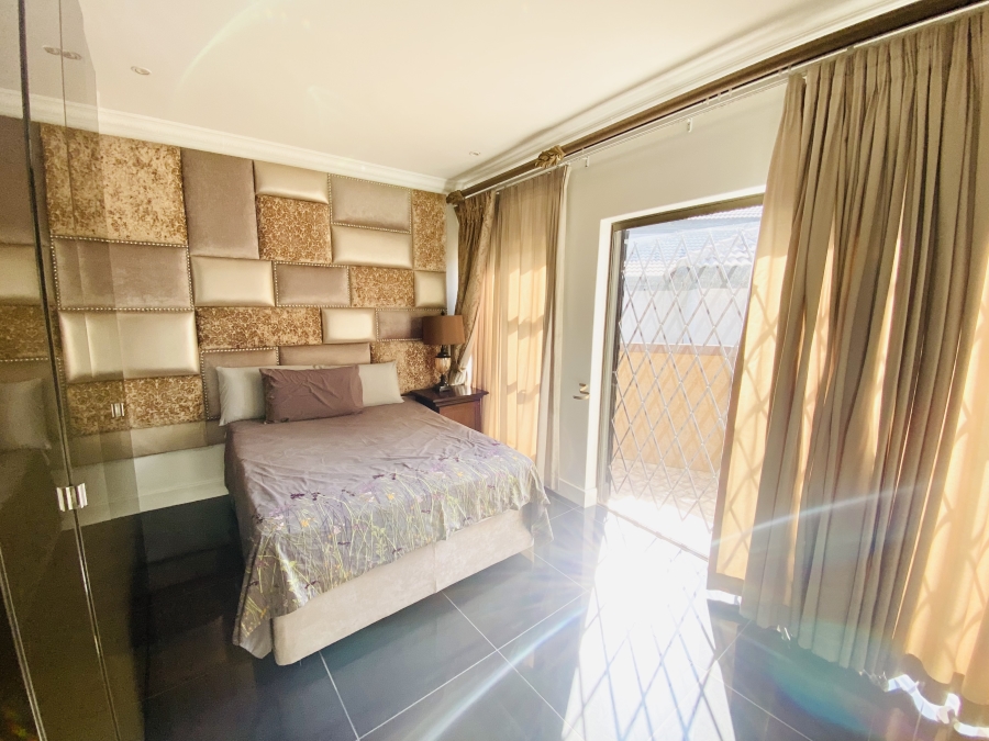 6 Bedroom Property for Sale in Blue Valley Golf Estate Gauteng