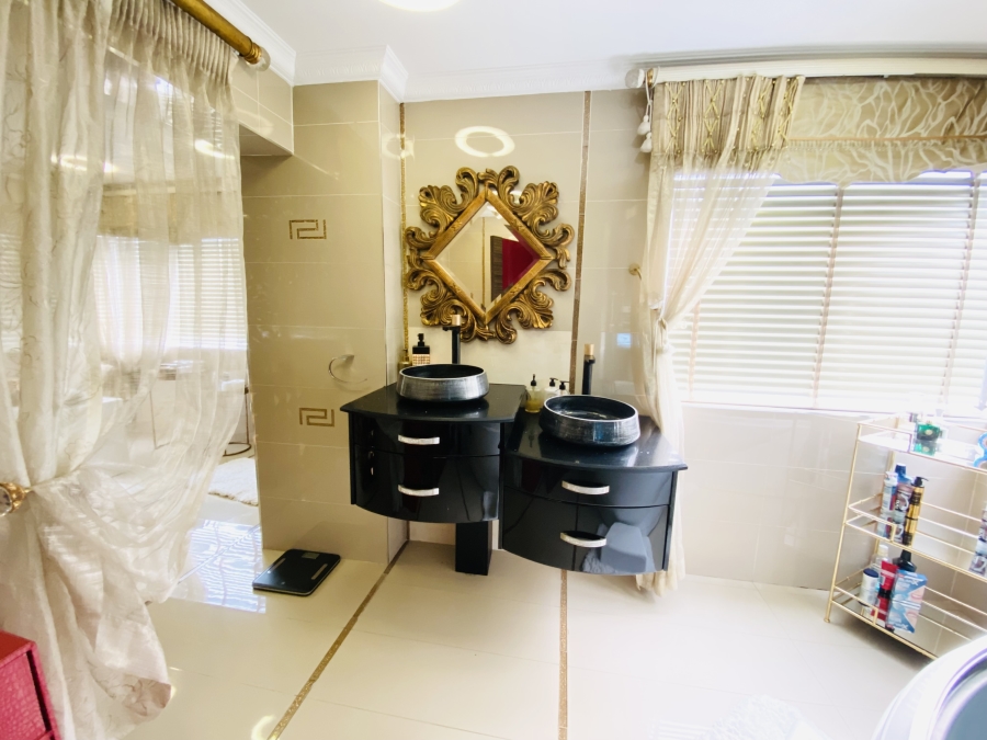 6 Bedroom Property for Sale in Blue Valley Golf Estate Gauteng