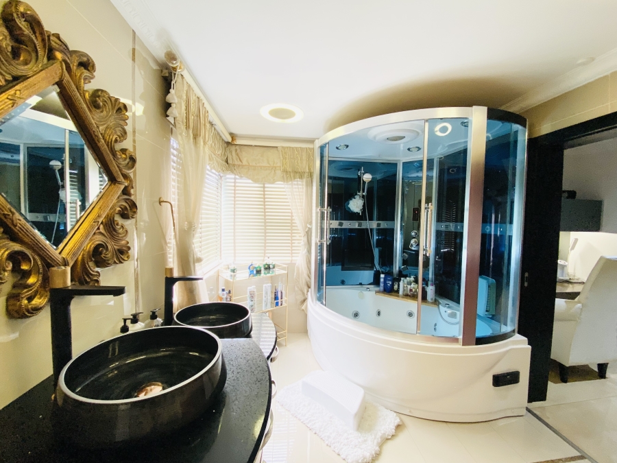 6 Bedroom Property for Sale in Blue Valley Golf Estate Gauteng