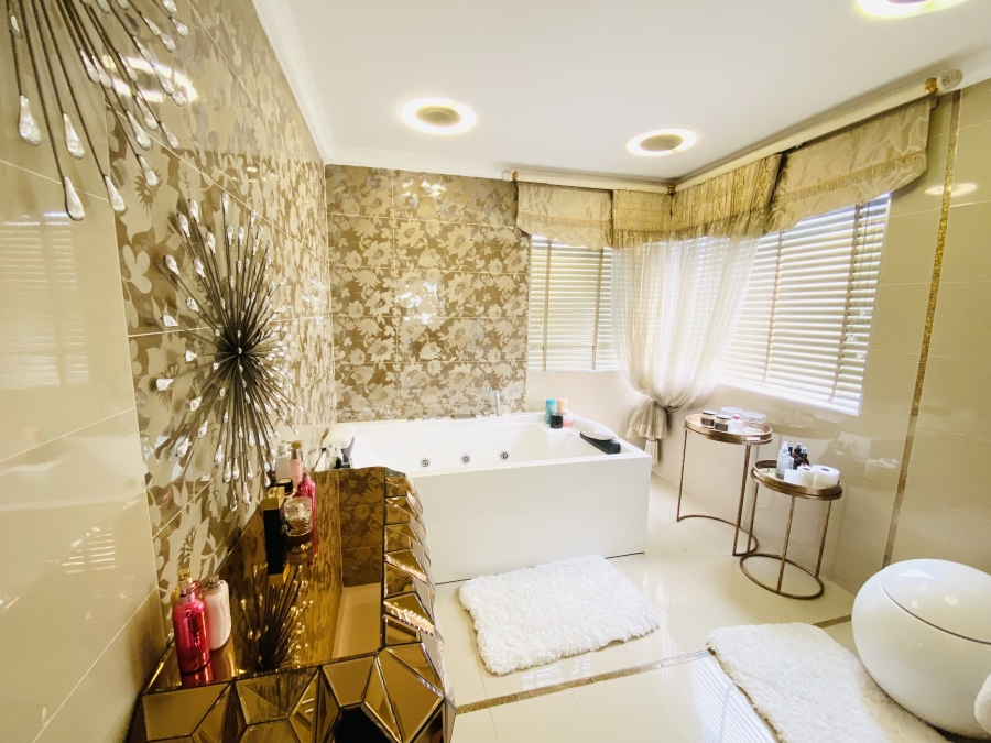 6 Bedroom Property for Sale in Blue Valley Golf Estate Gauteng