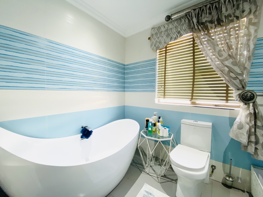 6 Bedroom Property for Sale in Blue Valley Golf Estate Gauteng