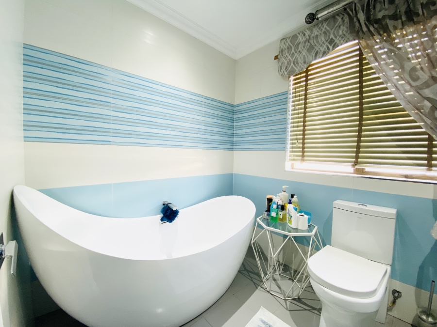 6 Bedroom Property for Sale in Blue Valley Golf Estate Gauteng