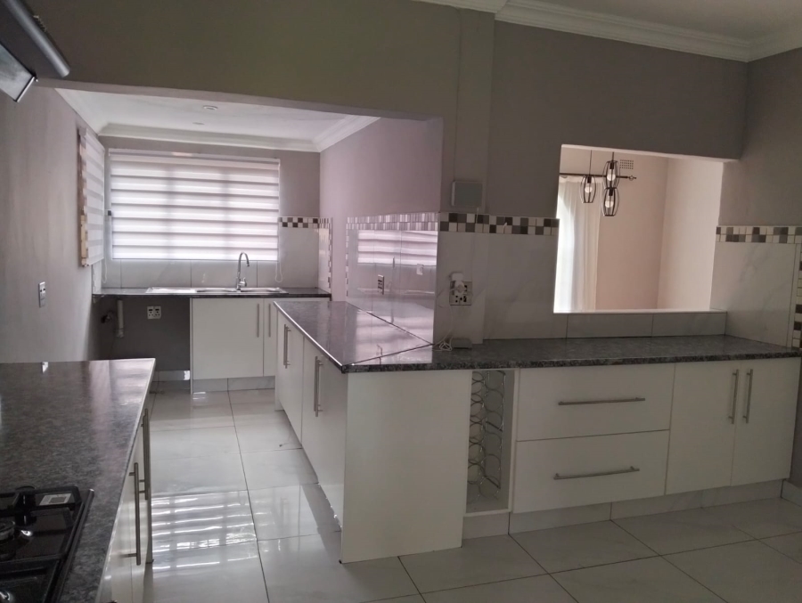6 Bedroom Property for Sale in Glen Marais Gauteng