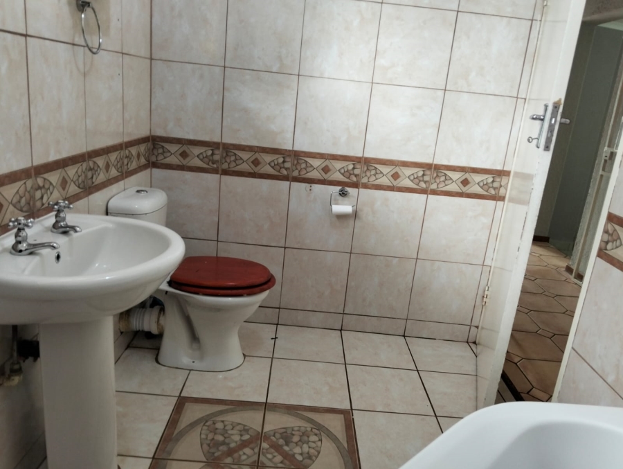 6 Bedroom Property for Sale in Glen Marais Gauteng