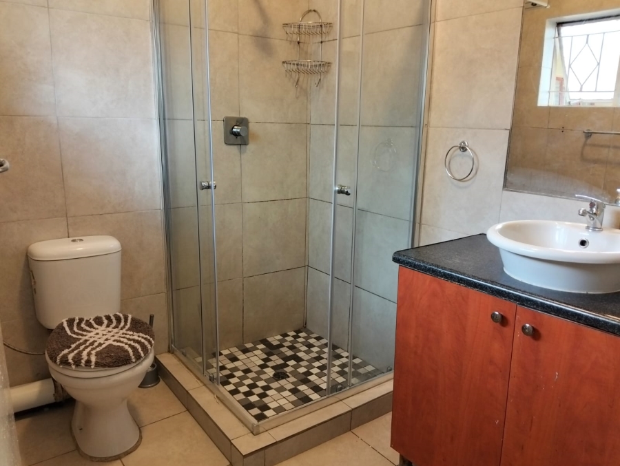 6 Bedroom Property for Sale in Glen Marais Gauteng