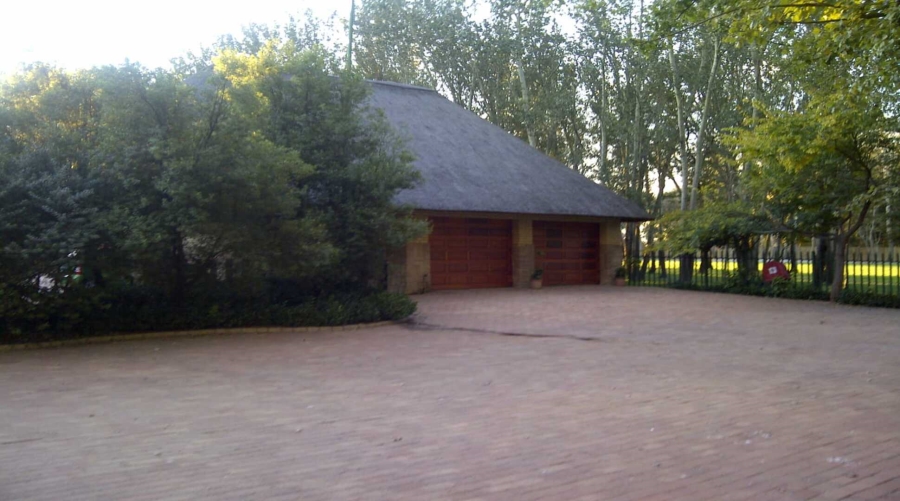 7 Bedroom Property for Sale in Zuurfontein Gauteng