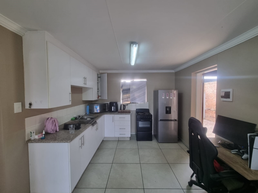 1 Bedroom Property for Sale in Waverley Gauteng