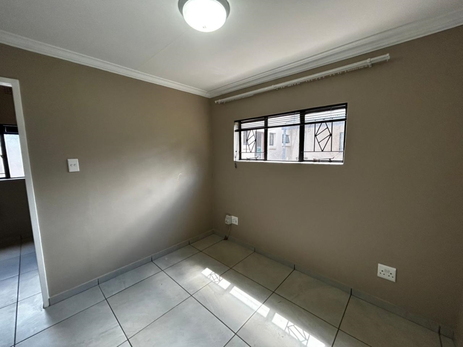 To Let 1 Bedroom Property for Rent in Waverley Gauteng