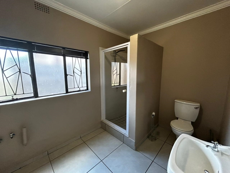 To Let 1 Bedroom Property for Rent in Waverley Gauteng