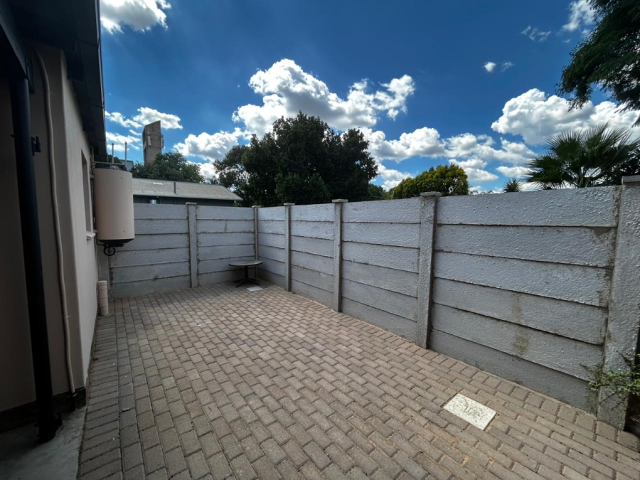To Let 1 Bedroom Property for Rent in Waverley Gauteng