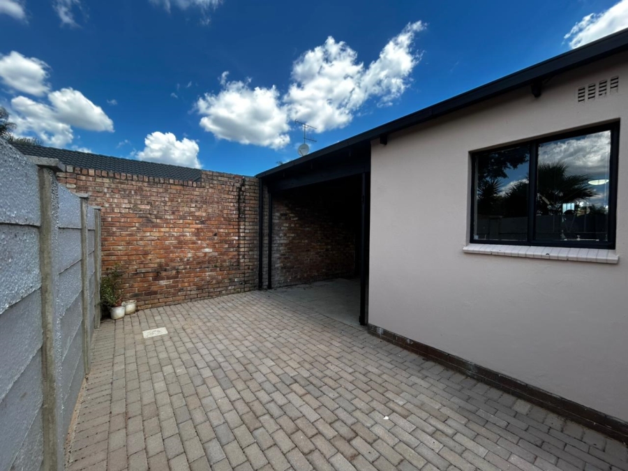 To Let 1 Bedroom Property for Rent in Waverley Gauteng
