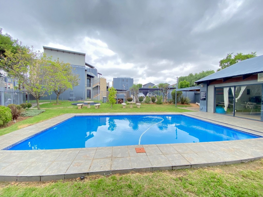 To Let 2 Bedroom Property for Rent in Greenstone Hill Gauteng