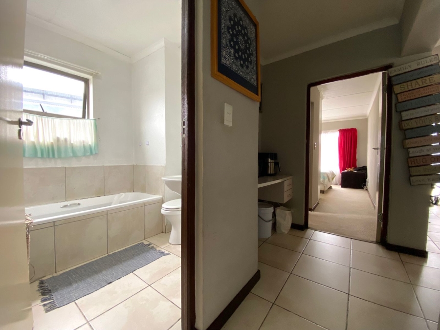 To Let 2 Bedroom Property for Rent in Greenstone Hill Gauteng