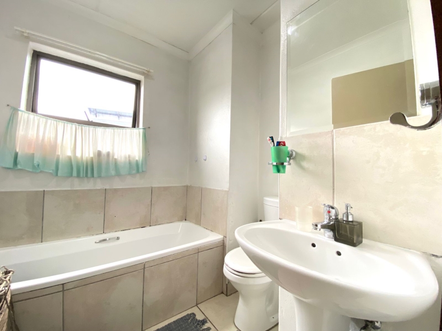 To Let 2 Bedroom Property for Rent in Greenstone Hill Gauteng