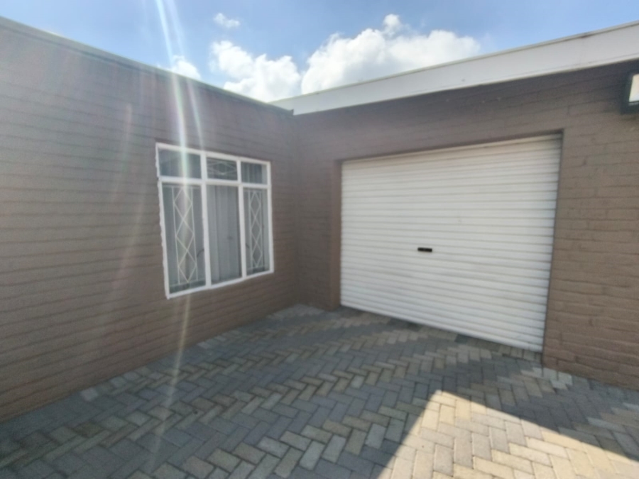 2 Bedroom Property for Sale in Unitas Park Gauteng