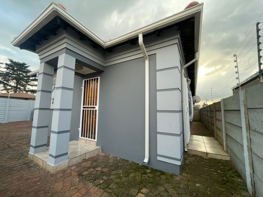 3 Bedroom Property for Sale in Denneoord Gauteng