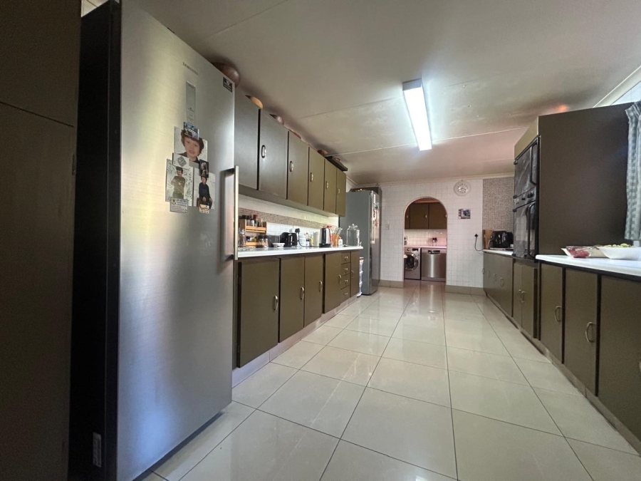 6 Bedroom Property for Sale in Rant En Dal Gauteng