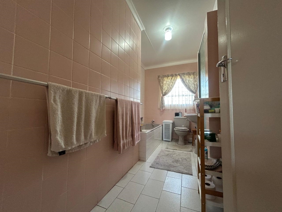 6 Bedroom Property for Sale in Rant En Dal Gauteng