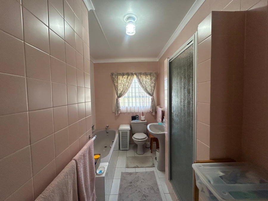 6 Bedroom Property for Sale in Rant En Dal Gauteng