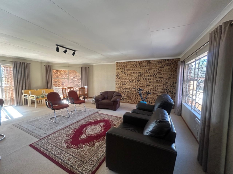 6 Bedroom Property for Sale in Rant En Dal Gauteng