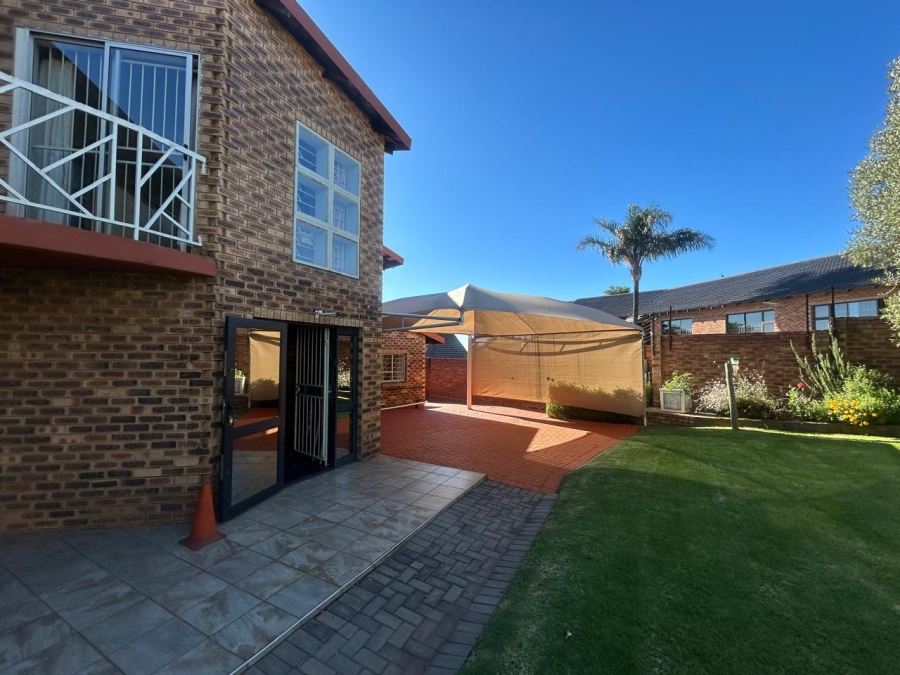 6 Bedroom Property for Sale in Rant En Dal Gauteng