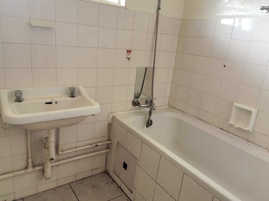 1 Bedroom Property for Sale in Luipaardsvlei Gauteng