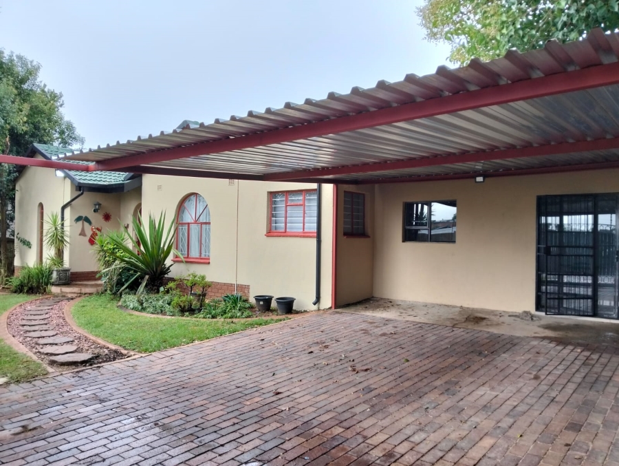 To Let 4 Bedroom Property for Rent in Glen Marais Gauteng