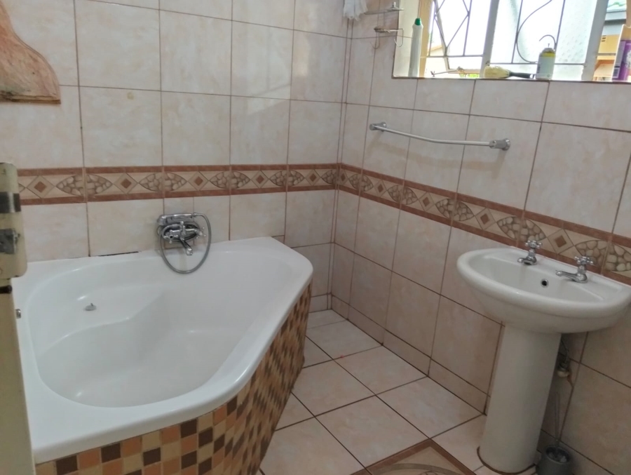 To Let 4 Bedroom Property for Rent in Glen Marais Gauteng