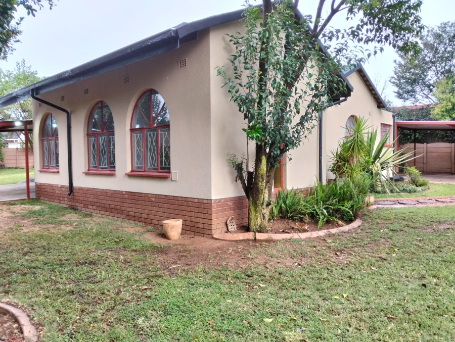 To Let 4 Bedroom Property for Rent in Glen Marais Gauteng