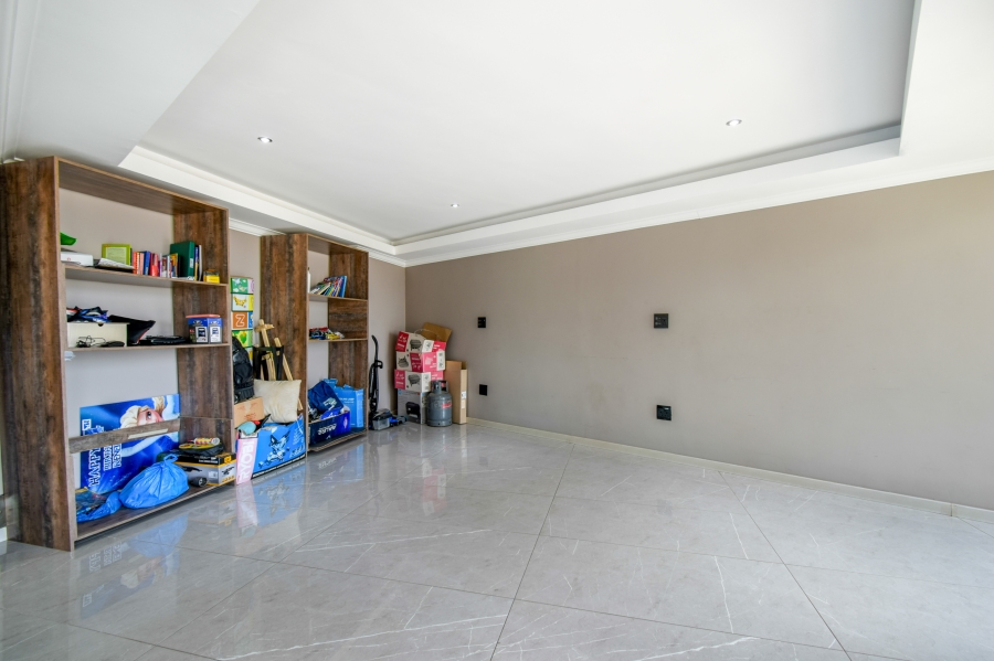 5 Bedroom Property for Sale in Blue Valley Golf Estate Gauteng