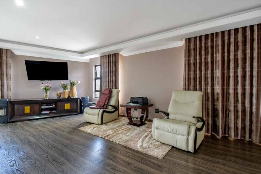 5 Bedroom Property for Sale in Blue Valley Golf Estate Gauteng