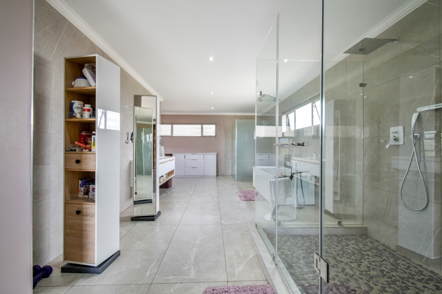 5 Bedroom Property for Sale in Blue Valley Golf Estate Gauteng