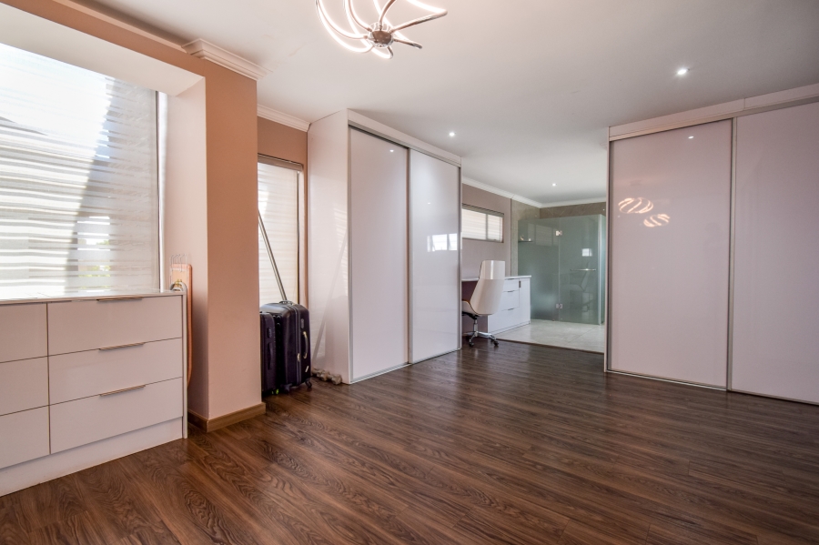 5 Bedroom Property for Sale in Blue Valley Golf Estate Gauteng