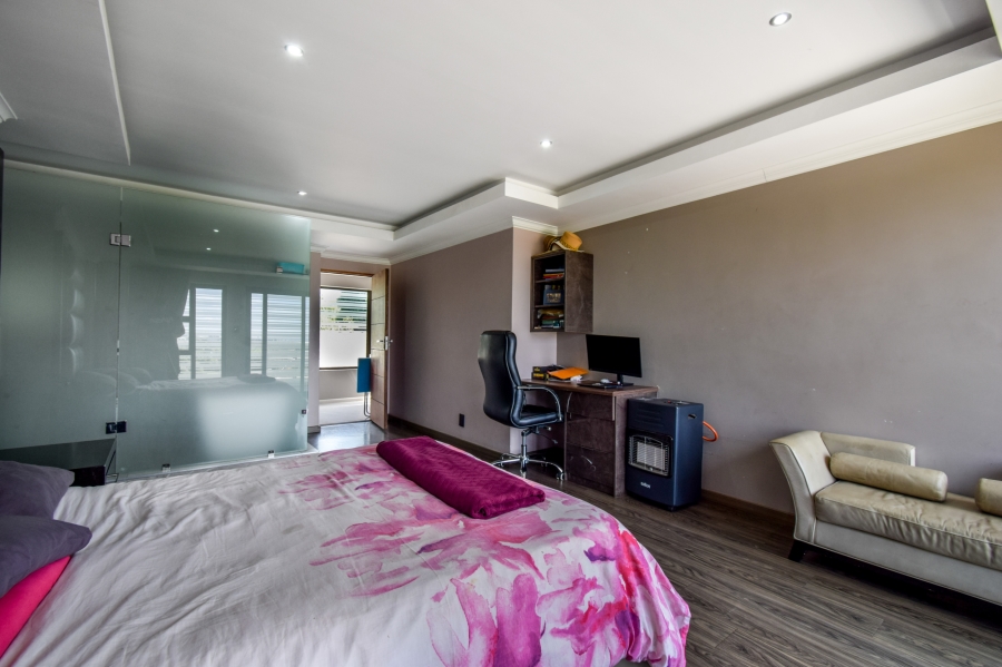 5 Bedroom Property for Sale in Blue Valley Golf Estate Gauteng