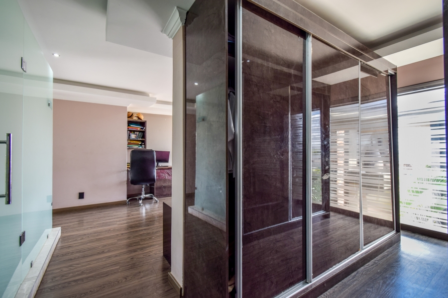 5 Bedroom Property for Sale in Blue Valley Golf Estate Gauteng