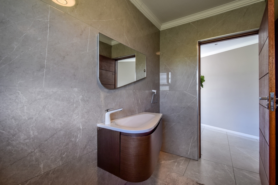 5 Bedroom Property for Sale in Blue Valley Golf Estate Gauteng