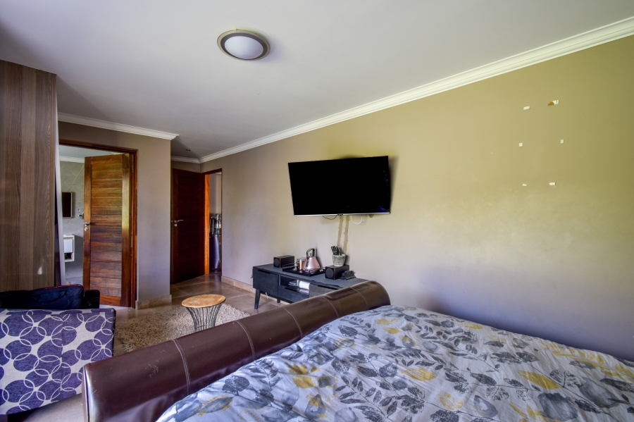 5 Bedroom Property for Sale in Blue Valley Golf Estate Gauteng