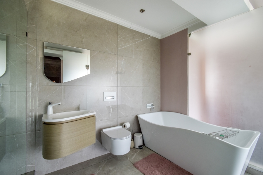 5 Bedroom Property for Sale in Blue Valley Golf Estate Gauteng