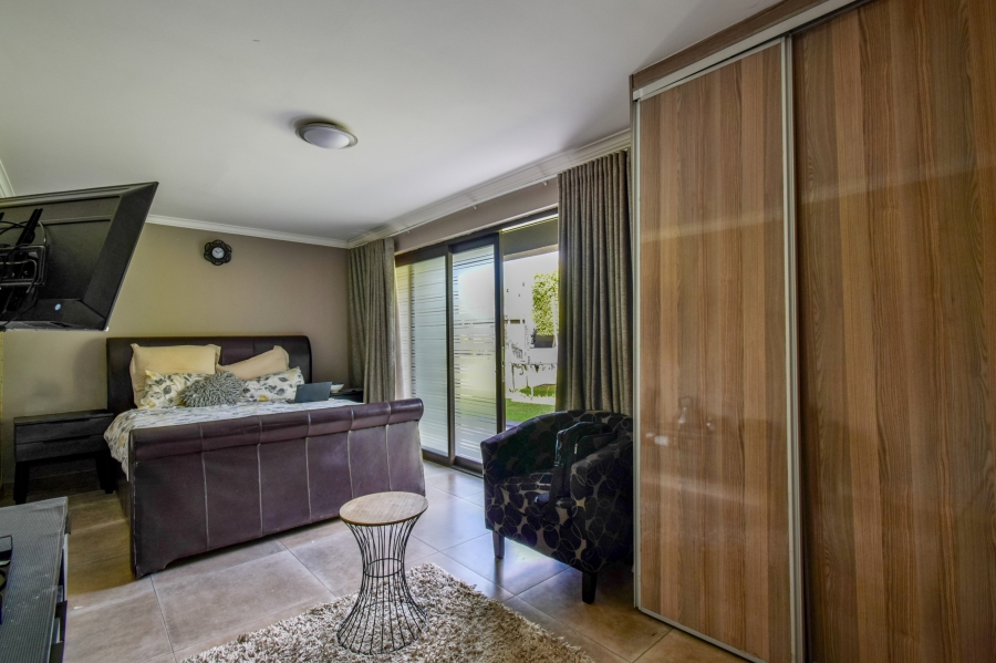 5 Bedroom Property for Sale in Blue Valley Golf Estate Gauteng