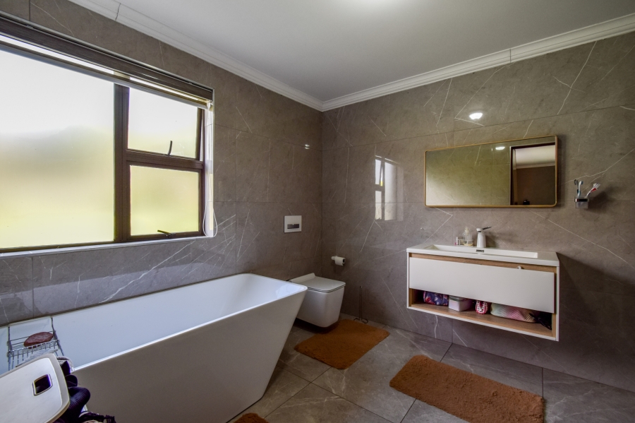 5 Bedroom Property for Sale in Blue Valley Golf Estate Gauteng