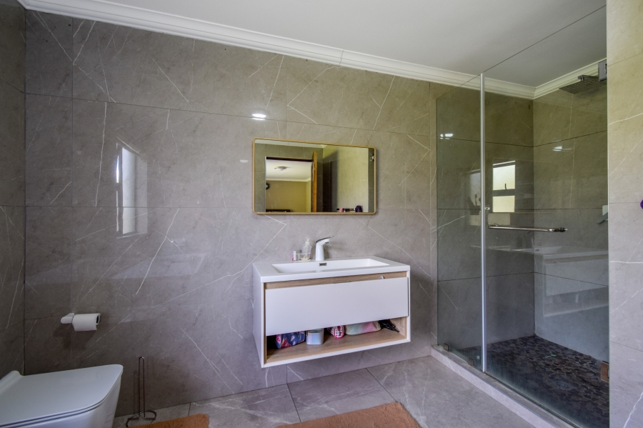 5 Bedroom Property for Sale in Blue Valley Golf Estate Gauteng