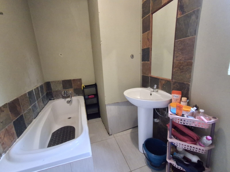 2 Bedroom Property for Sale in Honeydew Grove Gauteng
