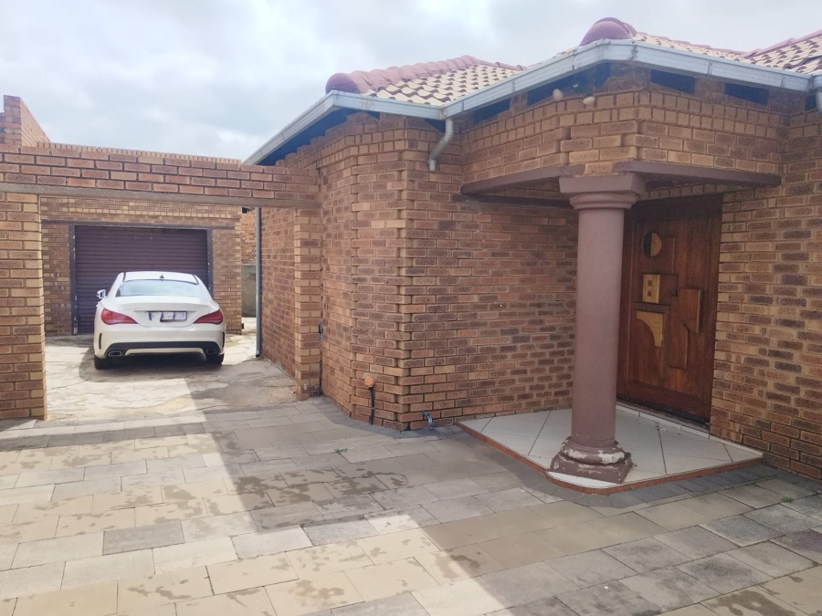 To Let 3 Bedroom Property for Rent in Hospital View Gauteng